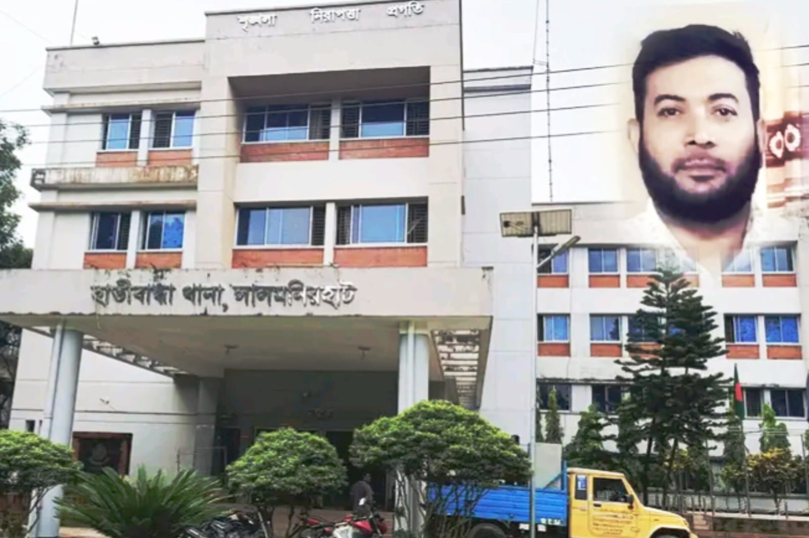 হাতীবান্ধায় আসামী’র দায়ের কোপে দুই পুলিশ সদস্য আহত