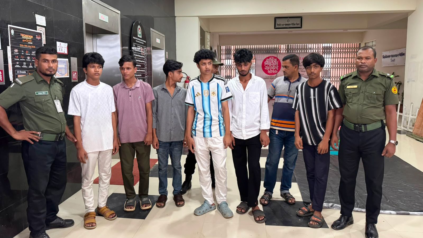 জাককানইবিতে নারী শিক্ষার্থীর ভিডিও ধারণ: হাতেনাতে আটক ৬ কিশোর